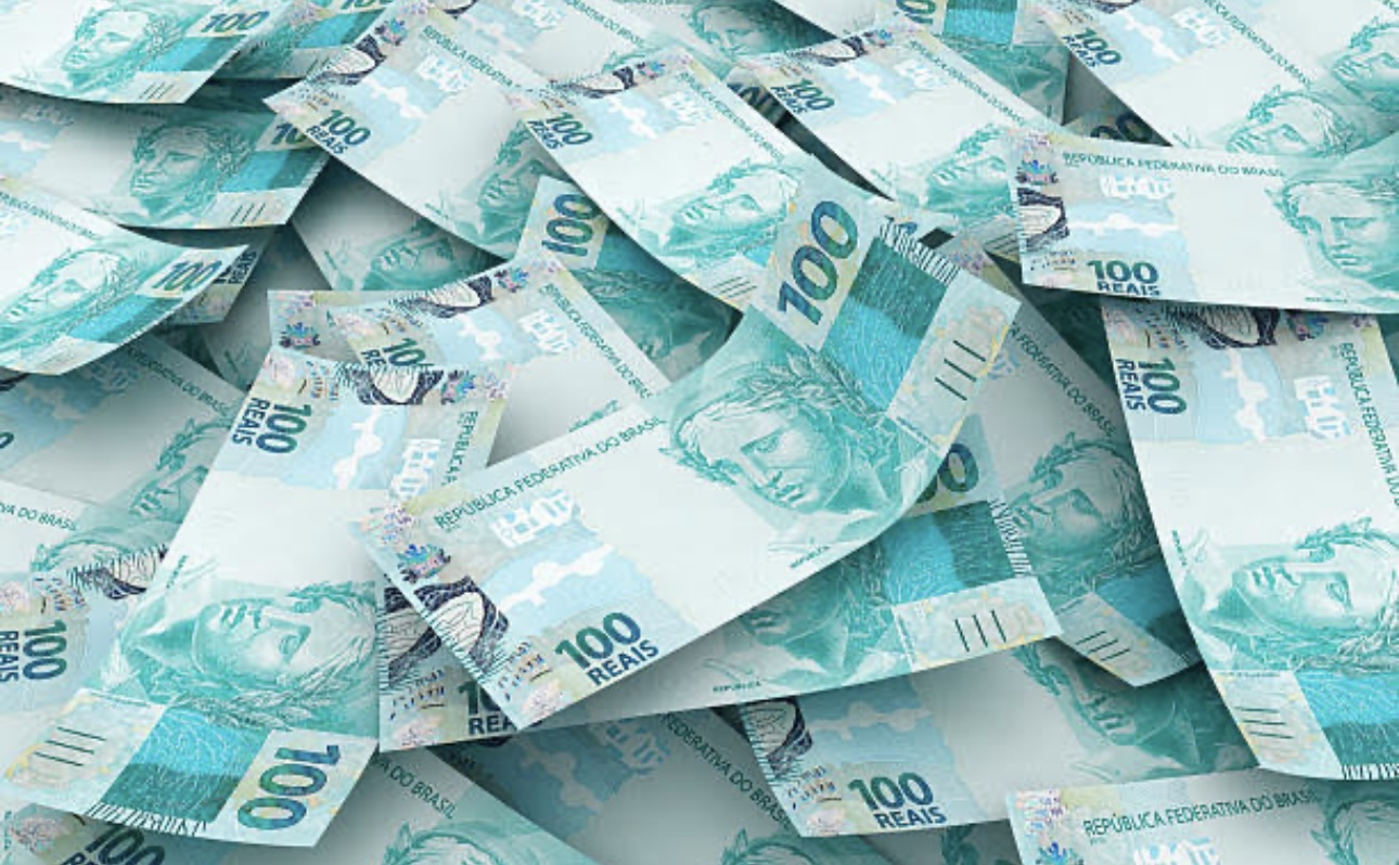 R$ 10.000 em dinheiro + 10 títulos premiados.